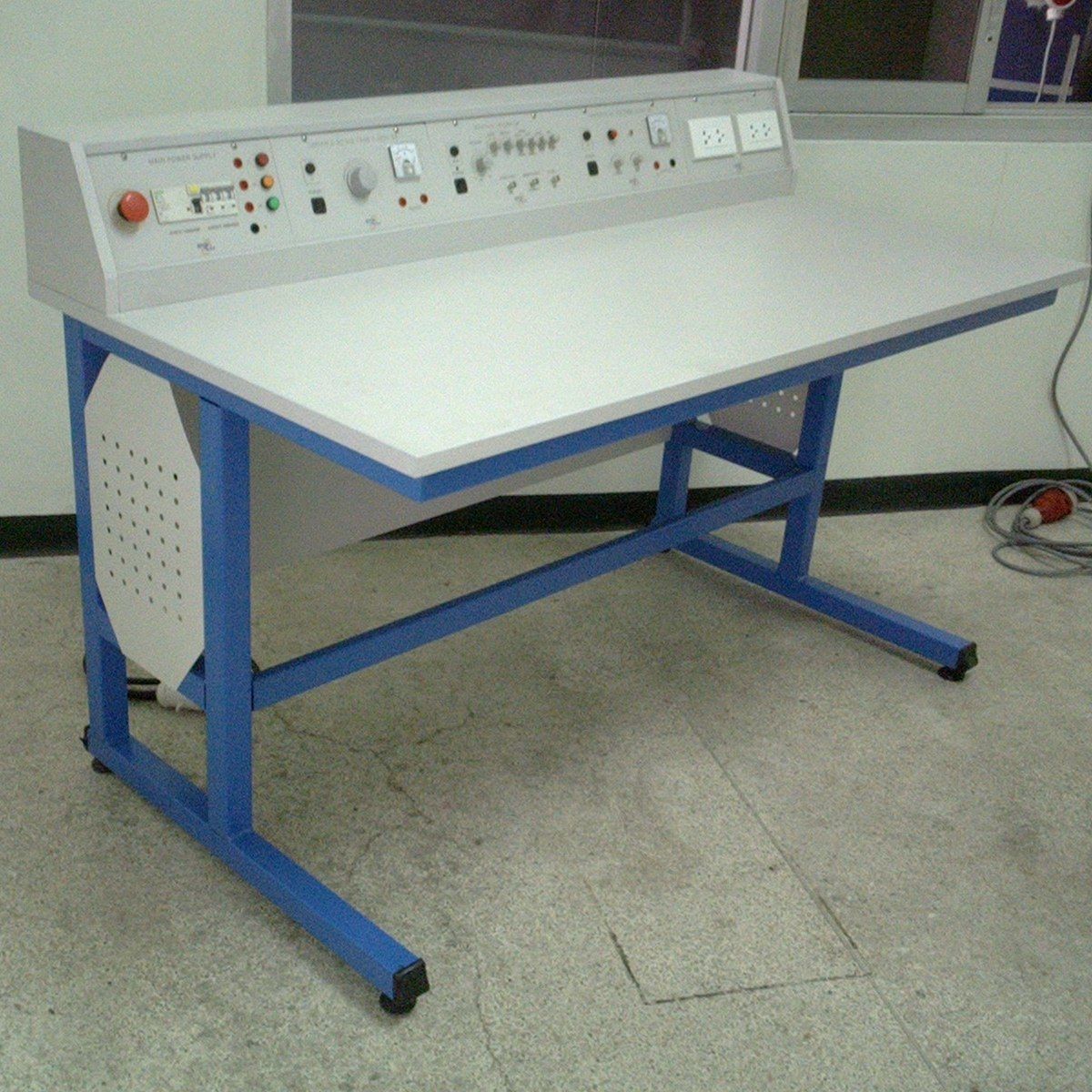 โต๊ะปฏิบัติการไฟฟ้าและอิเล็กทรอนิกส์ รุ่น Standard